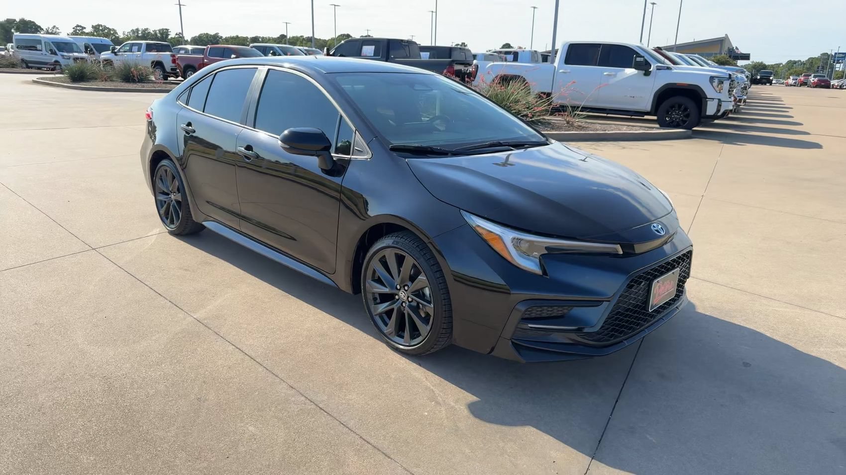 Used 2025 Toyota Corolla SE FWD image 3