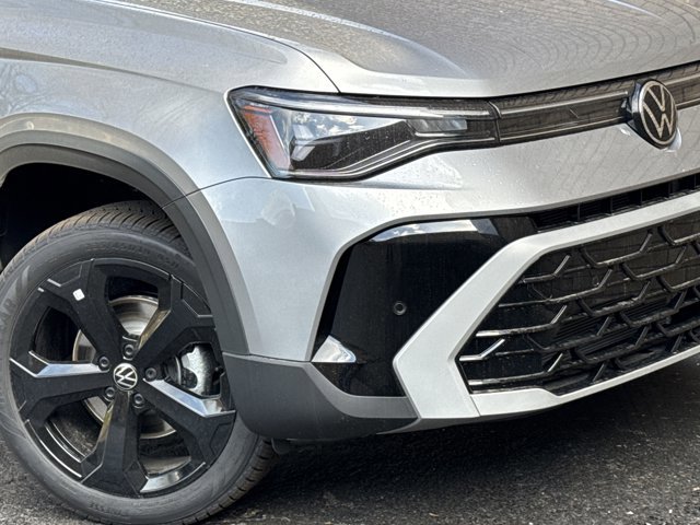 New 2025 Volkswagen Taos SEL image 3