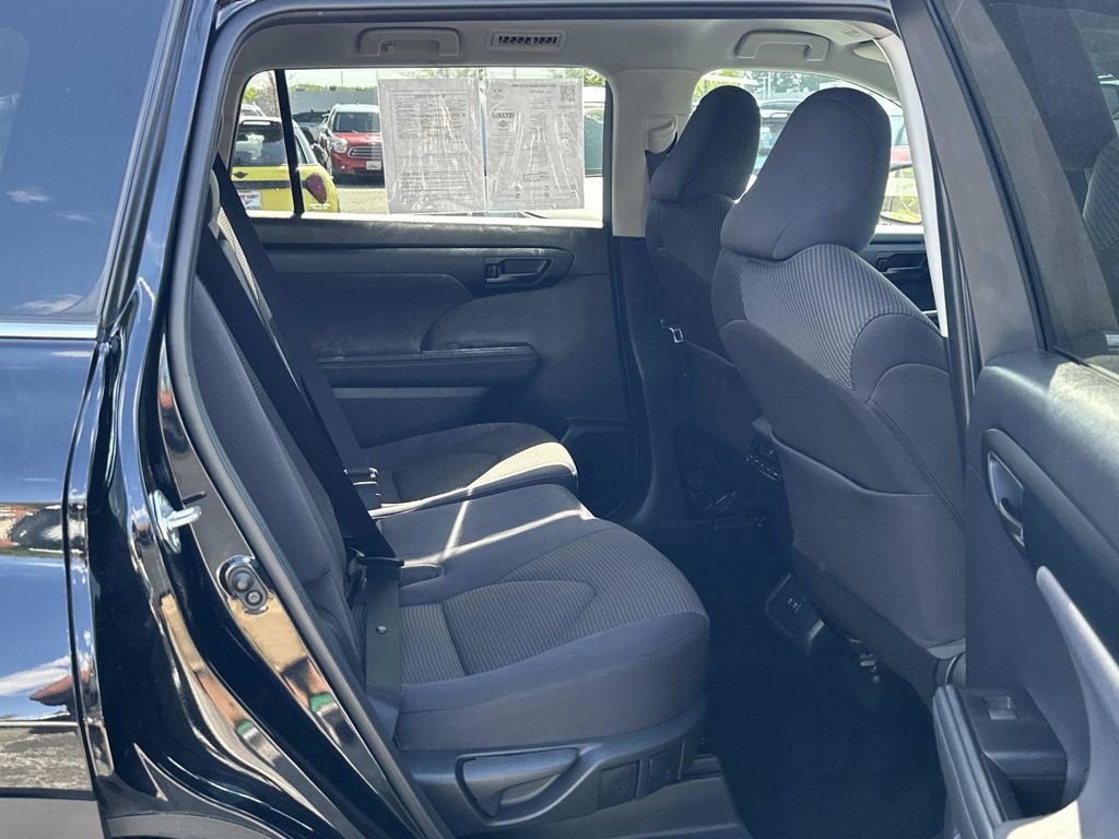 Used 2021 Toyota Highlander LE image 26