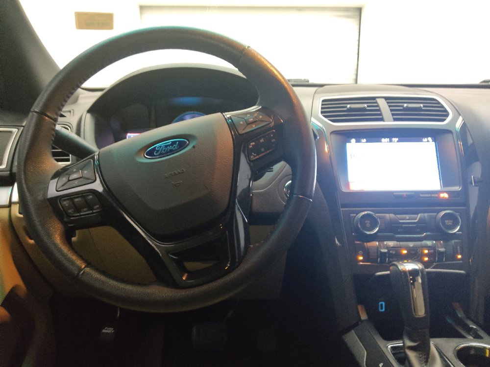 Used 2017 Ford Explorer XLT w/ Equipment Group 201A FWD image 22