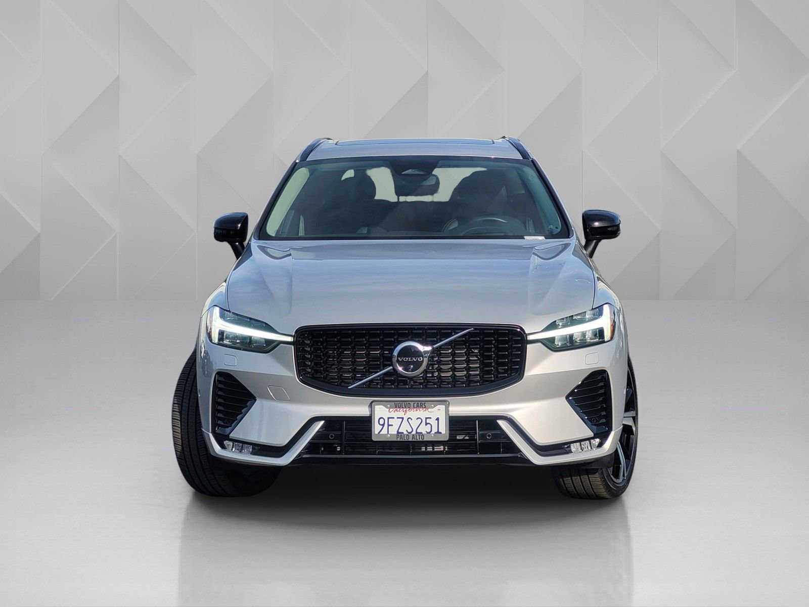 Certified 2023 Volvo XC60 B5 Ultimate image 2