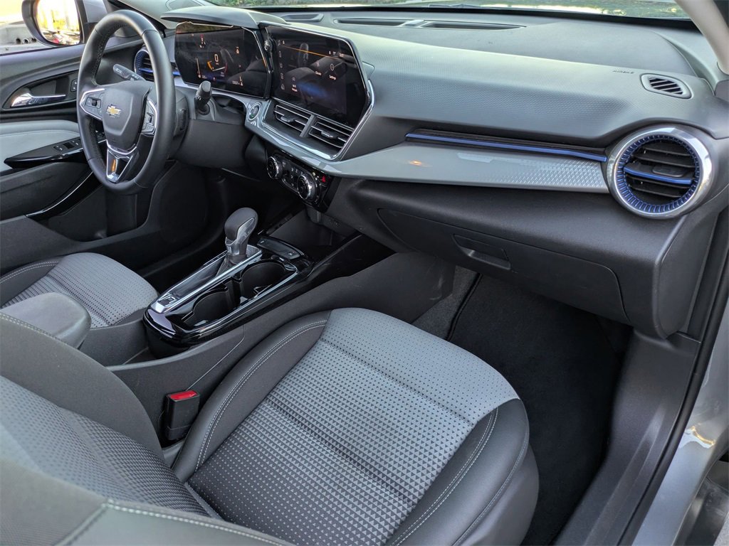 Used 2025 Chevrolet Trax LT w/ LT Convenience Package image 29