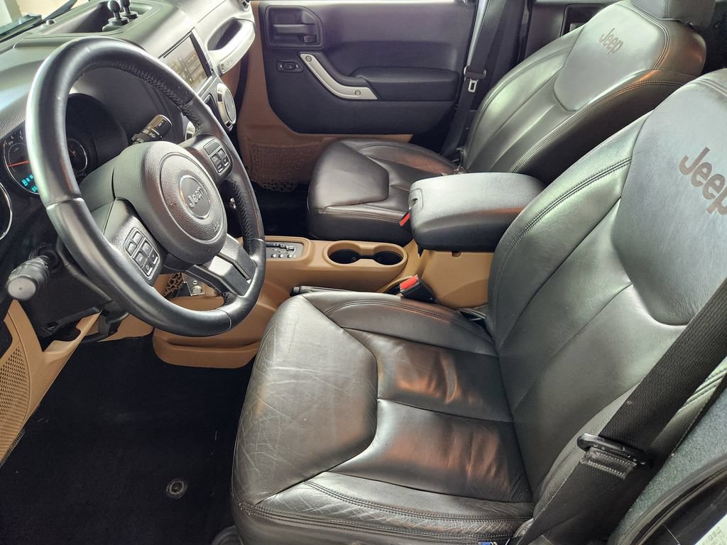 Used 2016 Jeep Wrangler Unlimited Rubicon w/ Connectivity Group AWD/4WD image 12