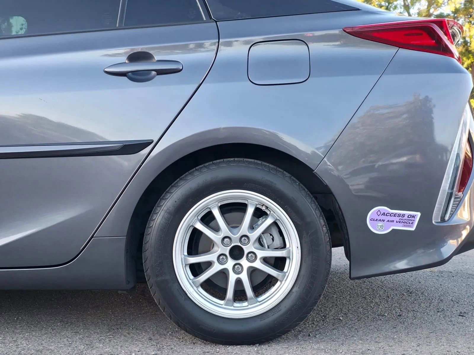 Used 2018 Toyota Prius Prime Premium image 10