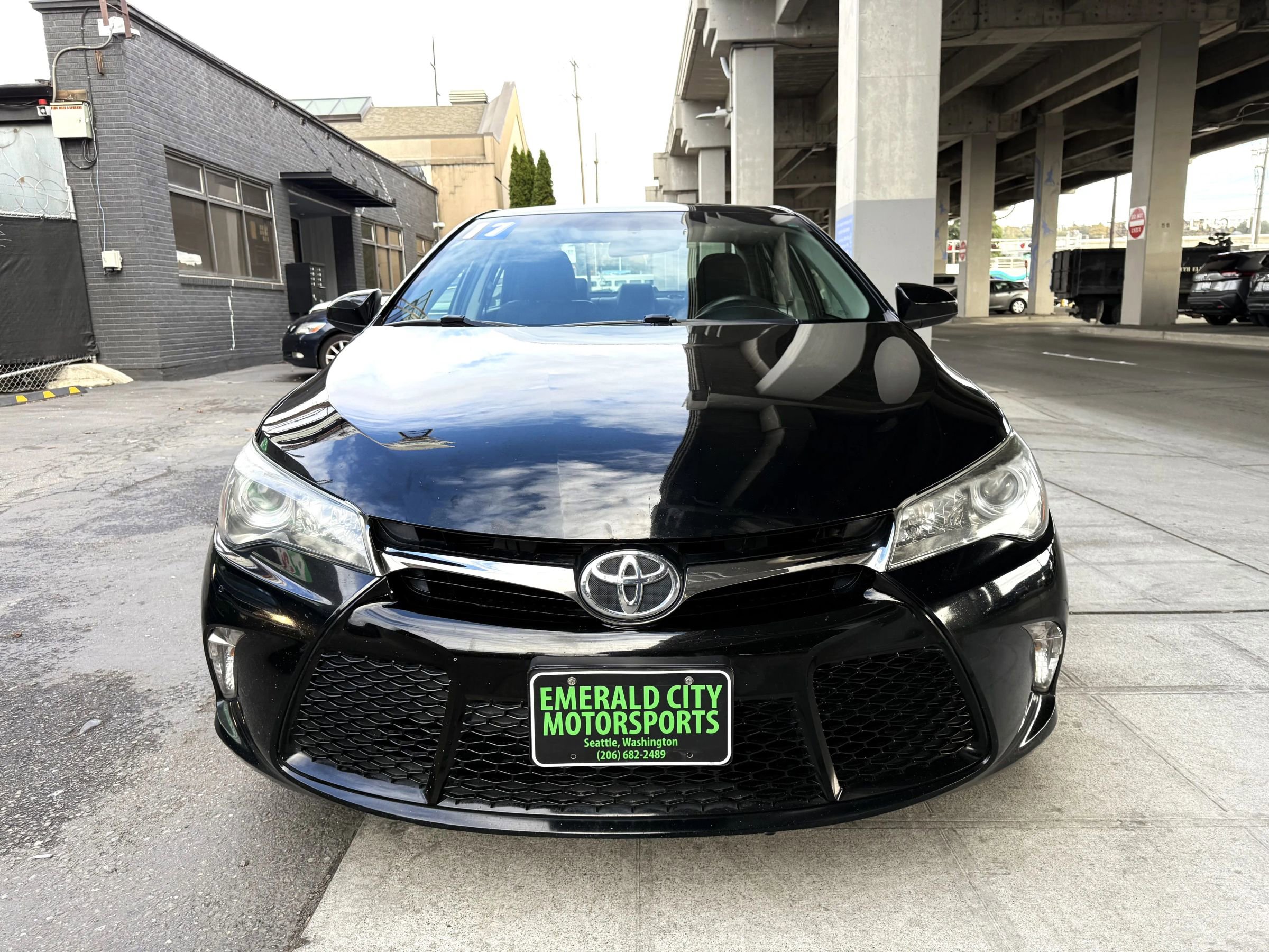 Used 2017 Toyota Camry SE image 2