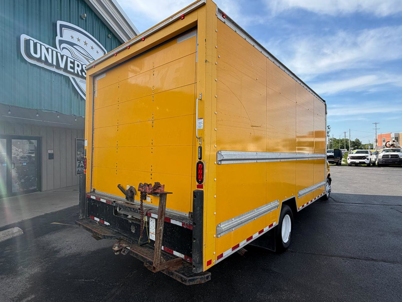 Used 2018 GMC Savana 3500 Extended w/ Driver Convenience Package RWD image 3