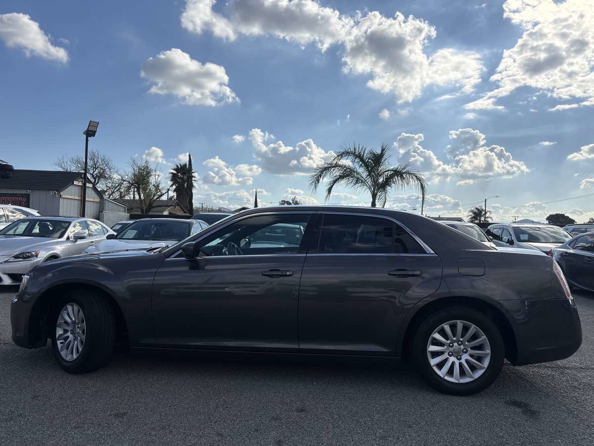 Used 2014 Chrysler 300 image 2