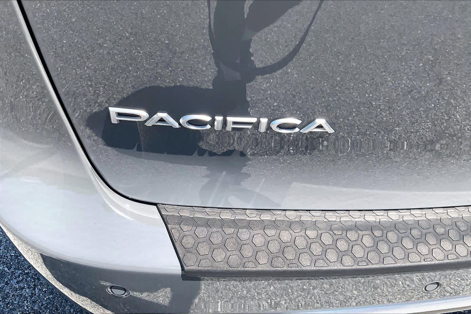 Used 2023 Chrysler Pacifica Pinnacle FWD image 32