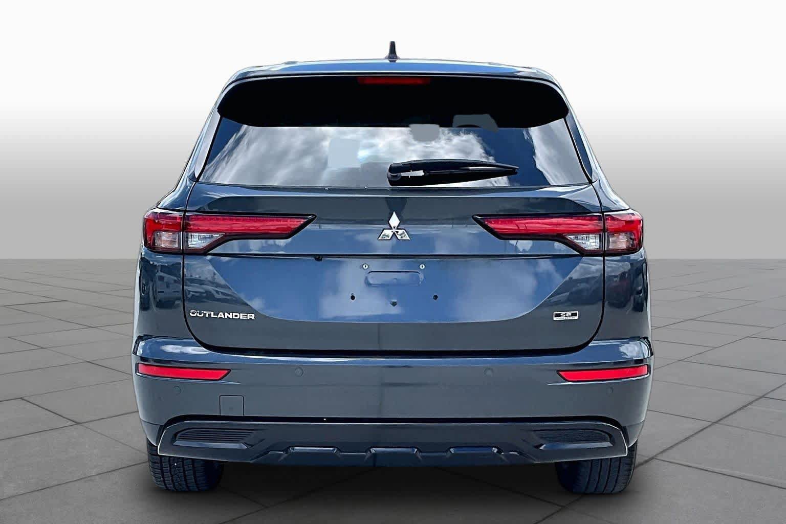 Used 2024 Mitsubishi Outlander SE Black Edition FWD image 5