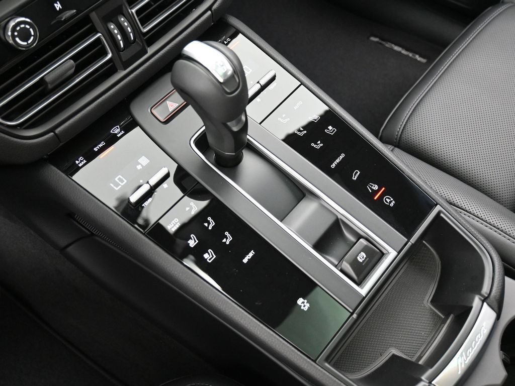 Certified 2026 Porsche Macan AWD/4WD image 21