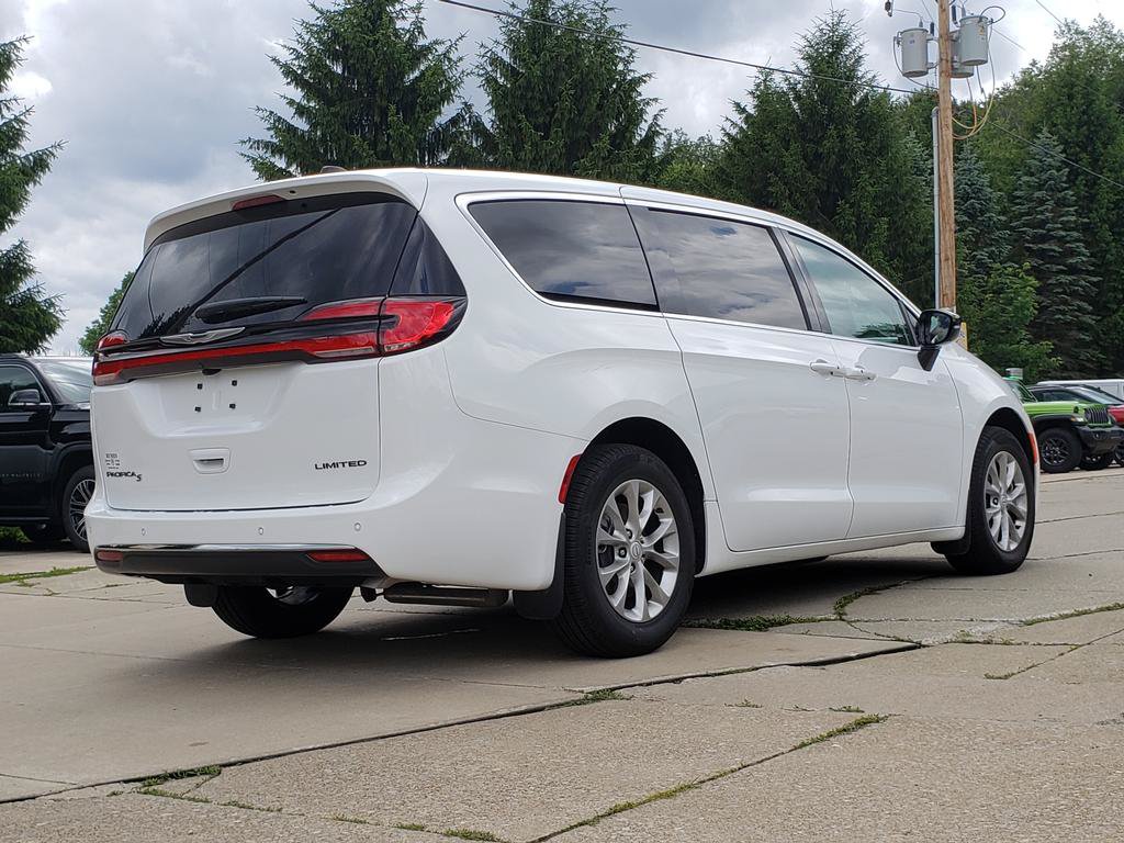 New 2026 Chrysler Pacifica Select AWD/4WD image 3