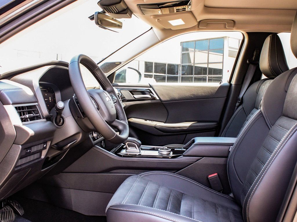 New 2025 Mitsubishi Outlander SE image 31