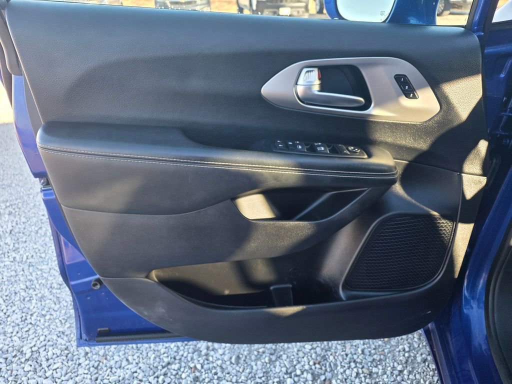 Used 2020 Chrysler Pacifica Touring-L w/ Advanced Safetytec Group image 10