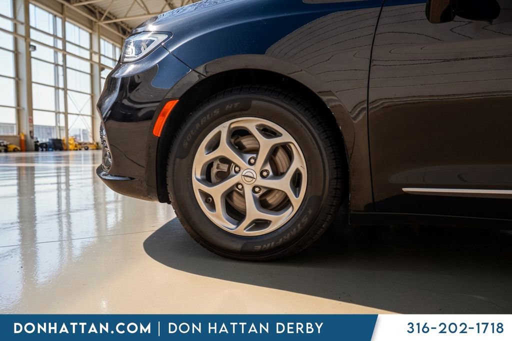 Used 2023 Chrysler Pacifica Limited FWD image 33