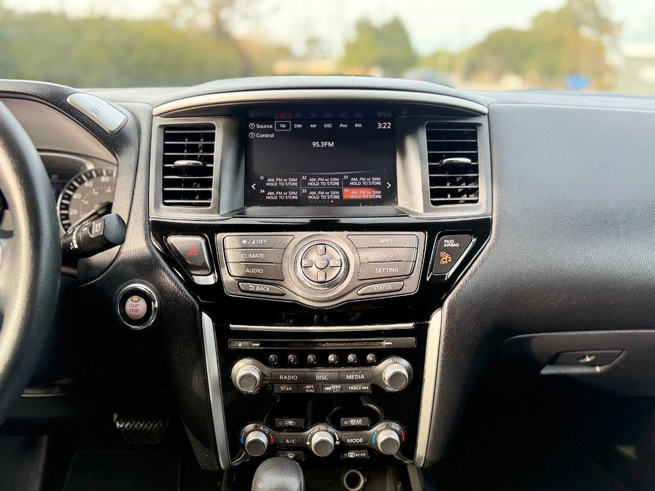 Used 2017 Nissan Pathfinder S image 29