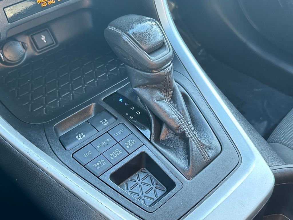 Used 2022 Toyota RAV4 LE image 23