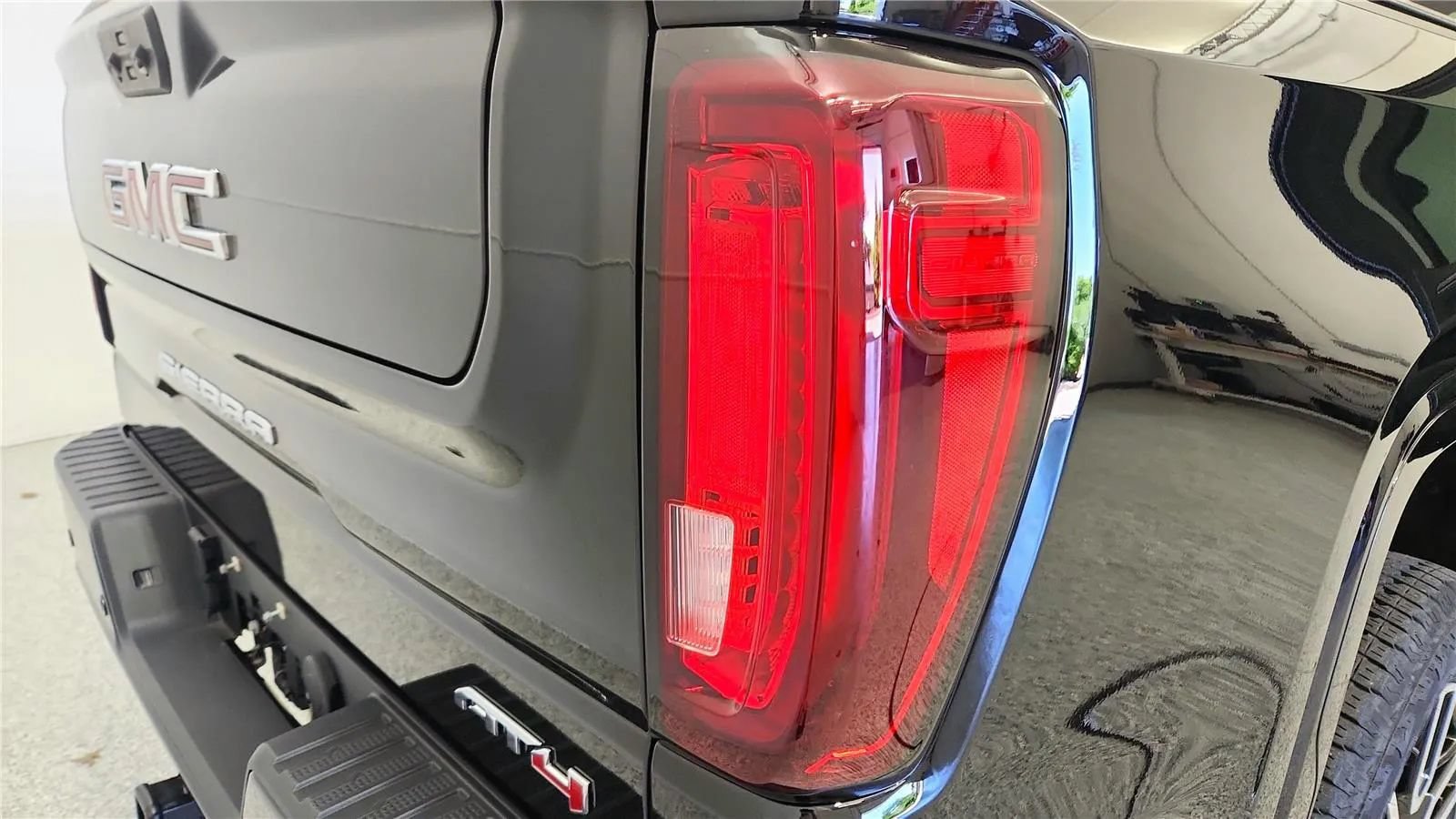 Used 2025 GMC Sierra 1500 AT4 w/ Technology Package AWD/4WD image 15
