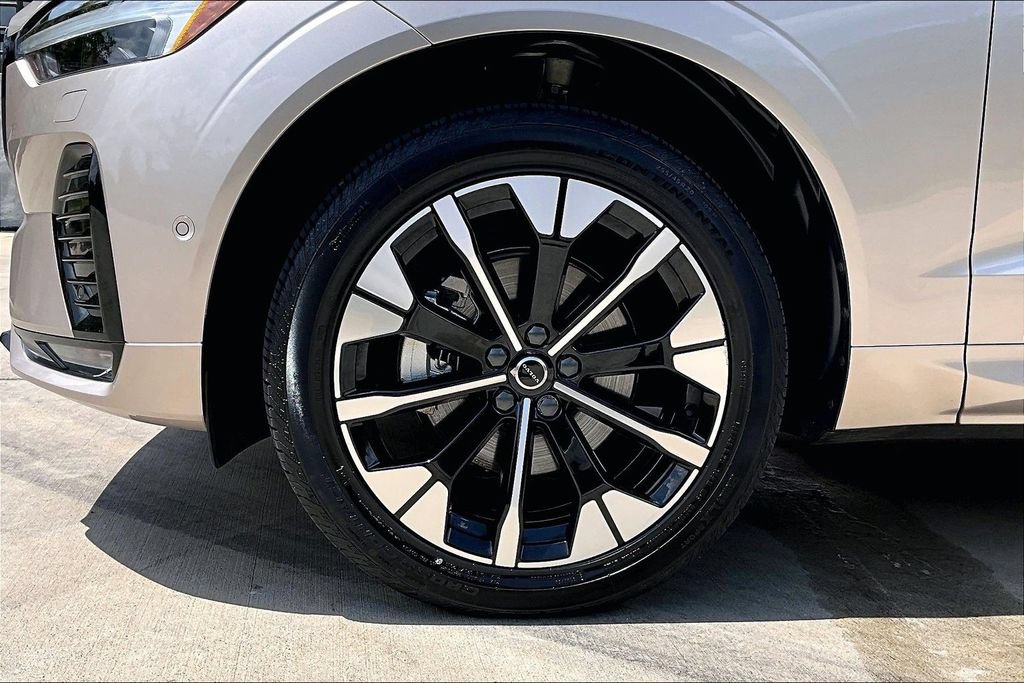 Certified 2026 Volvo XC60 B5 Plus AWD/4WD image 11