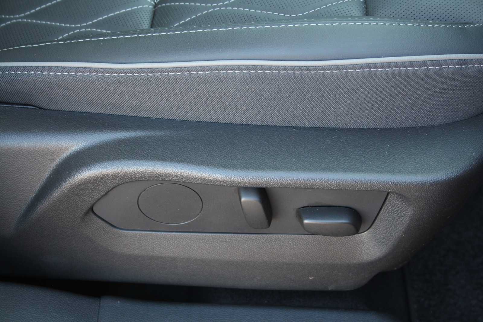 Used 2023 Buick Envision Avenir AWD/4WD image 22
