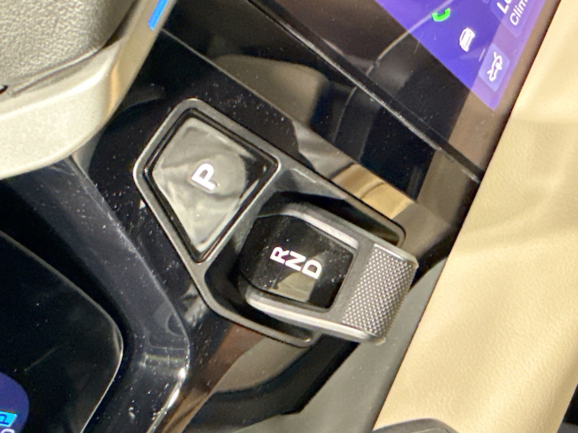 Certified 2025 Porsche Macan 4 Electric image 28