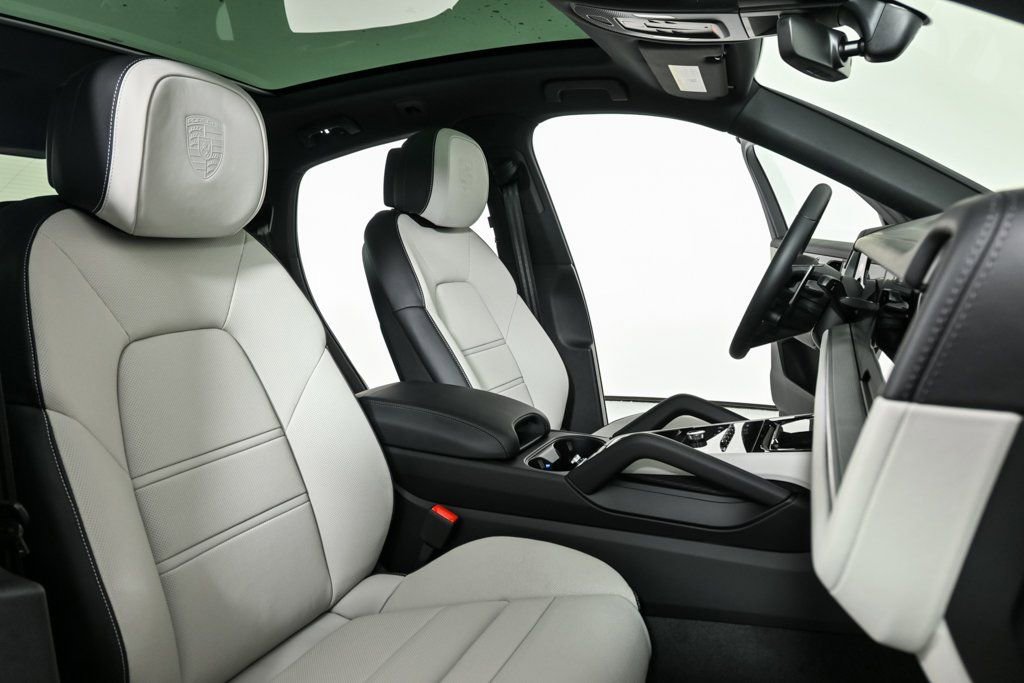 Certified 2025 Porsche Cayenne Coupe image 23