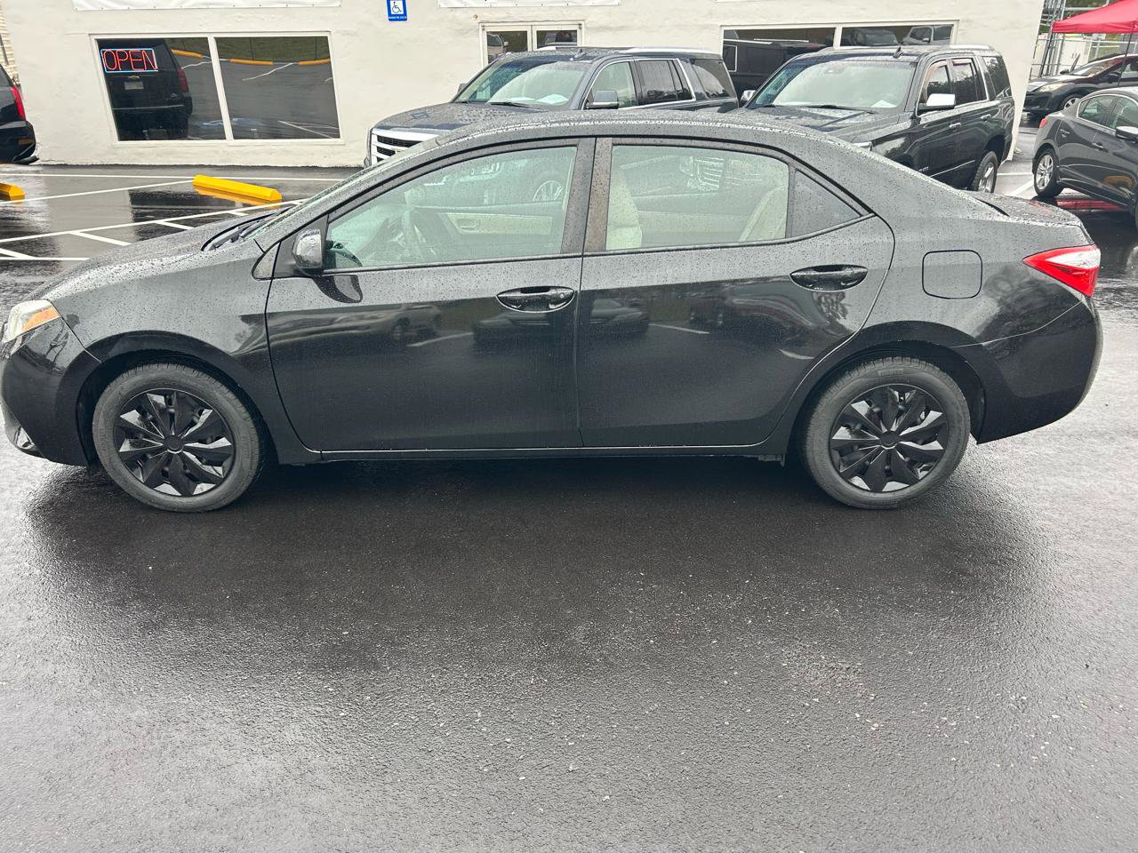 Used 2015 Toyota Corolla LE FWD image 2