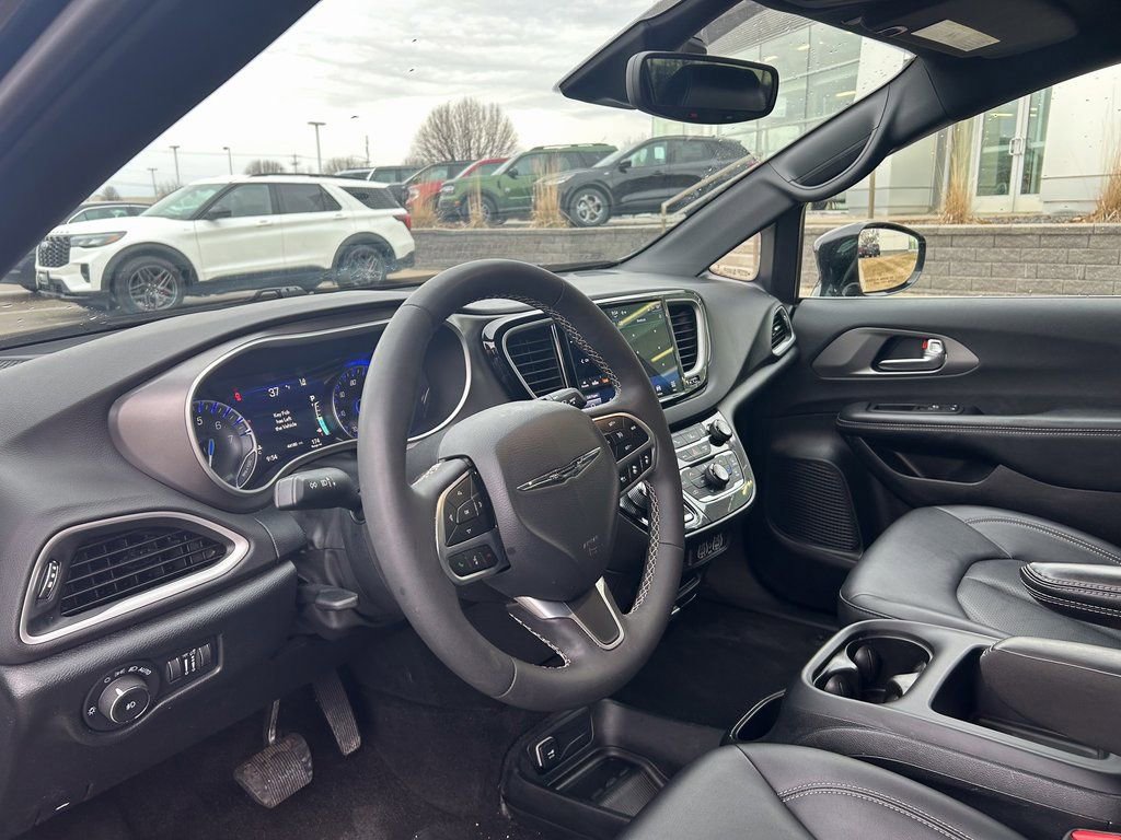 Used 2025 Chrysler Pacifica Select image 8