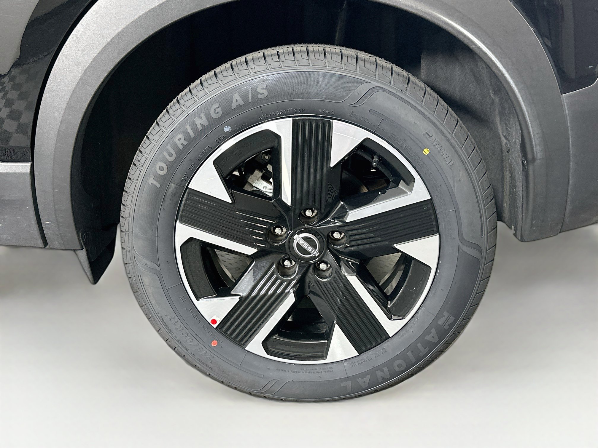 Used 2025 Nissan Kicks SV AWD/4WD image 11