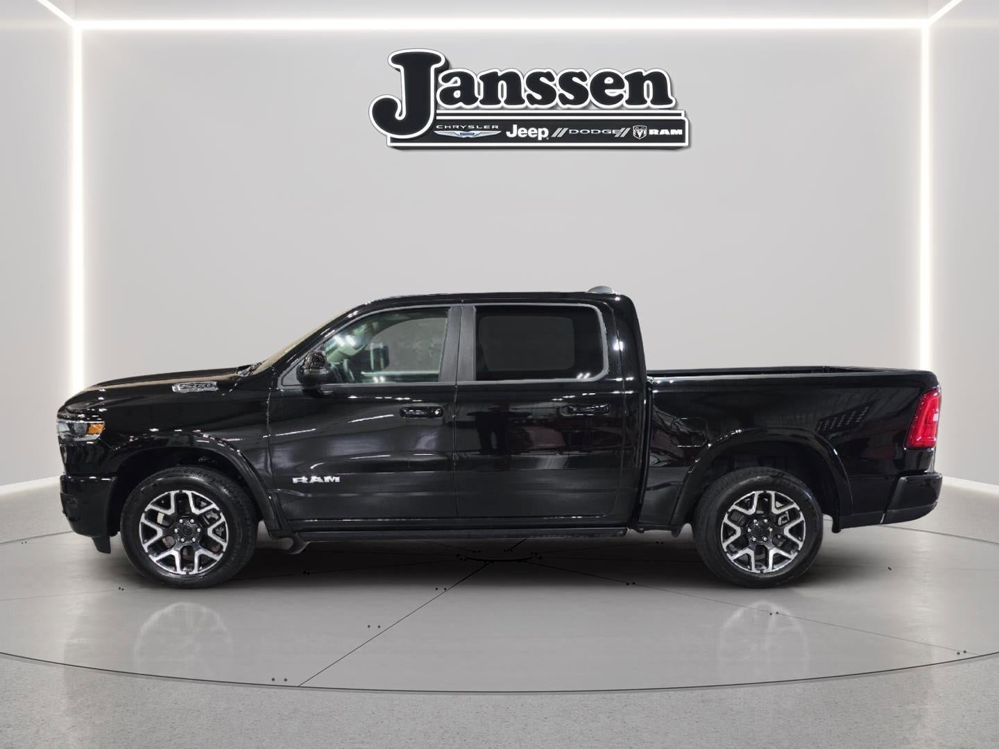 Used 2025 RAM 1500 Laramie AWD/4WD image 2
