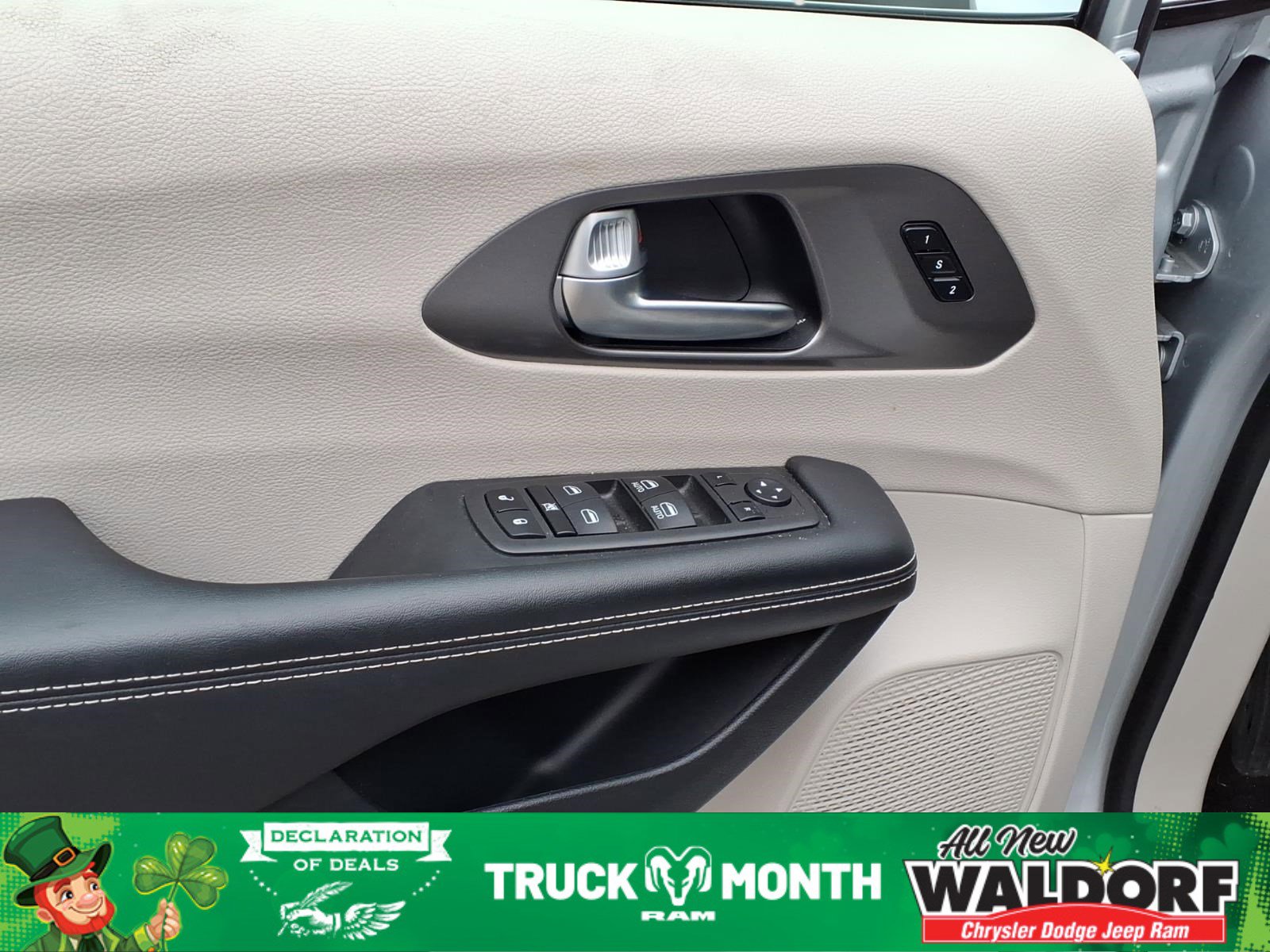 Used 2023 Chrysler Pacifica Touring-L image 6