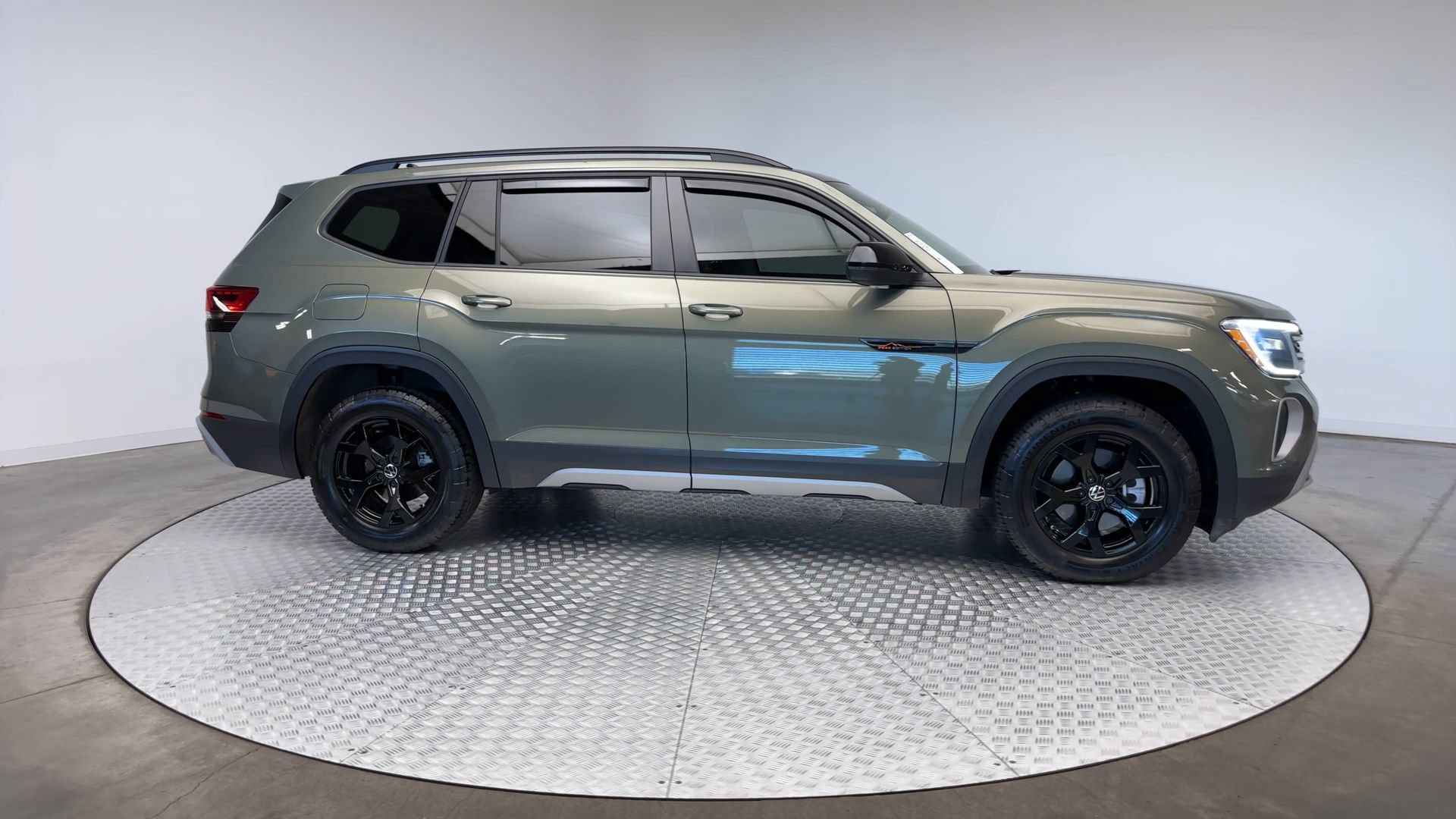 Used 2024 Volkswagen Atlas Peak Edition SE AWD/4WD image 9