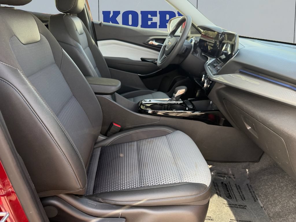 Used 2025 Chevrolet Trax LT FWD image 17