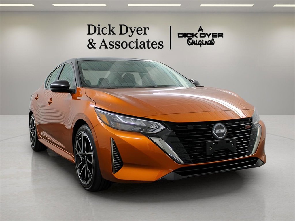 Used 2025 Nissan Sentra SR w/ SR Premium Package image 10