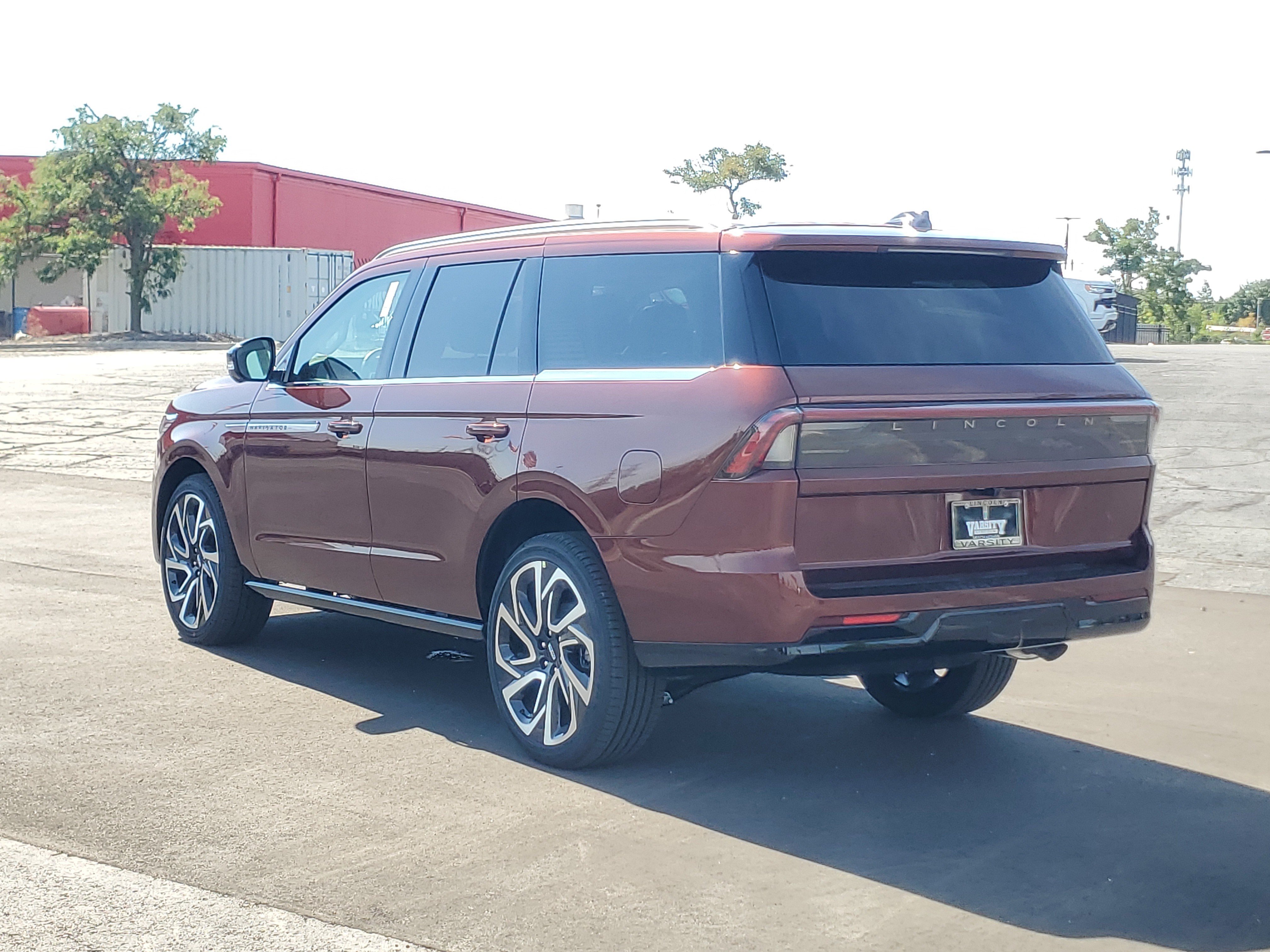 New 2027 Lincoln Navigator Reserve AWD/4WD image 3
