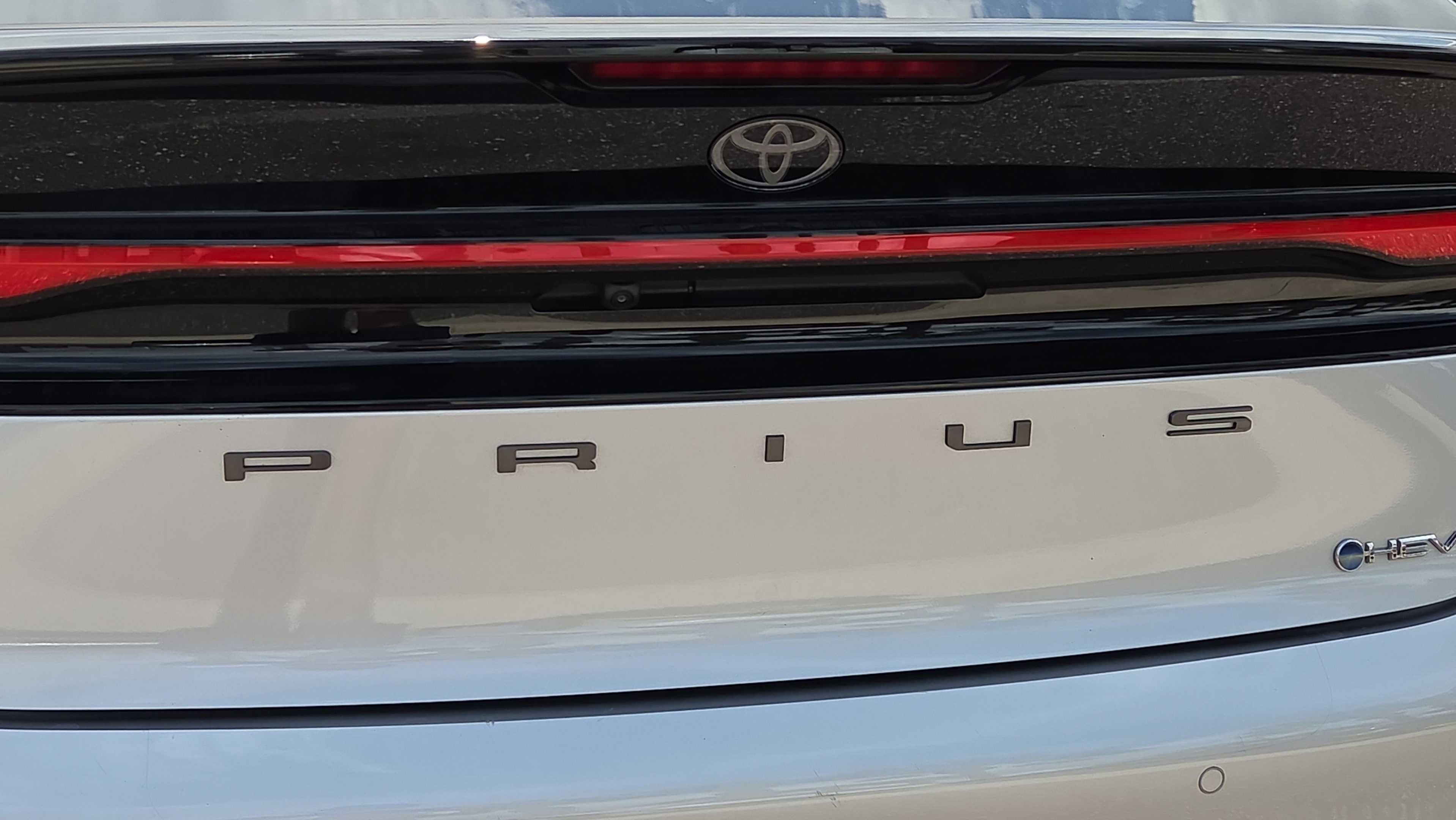 Certified 2025 Toyota Prius LE FWD image 32