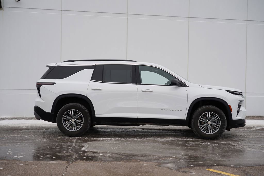Used 2025 Chevrolet Traverse LT image 2
