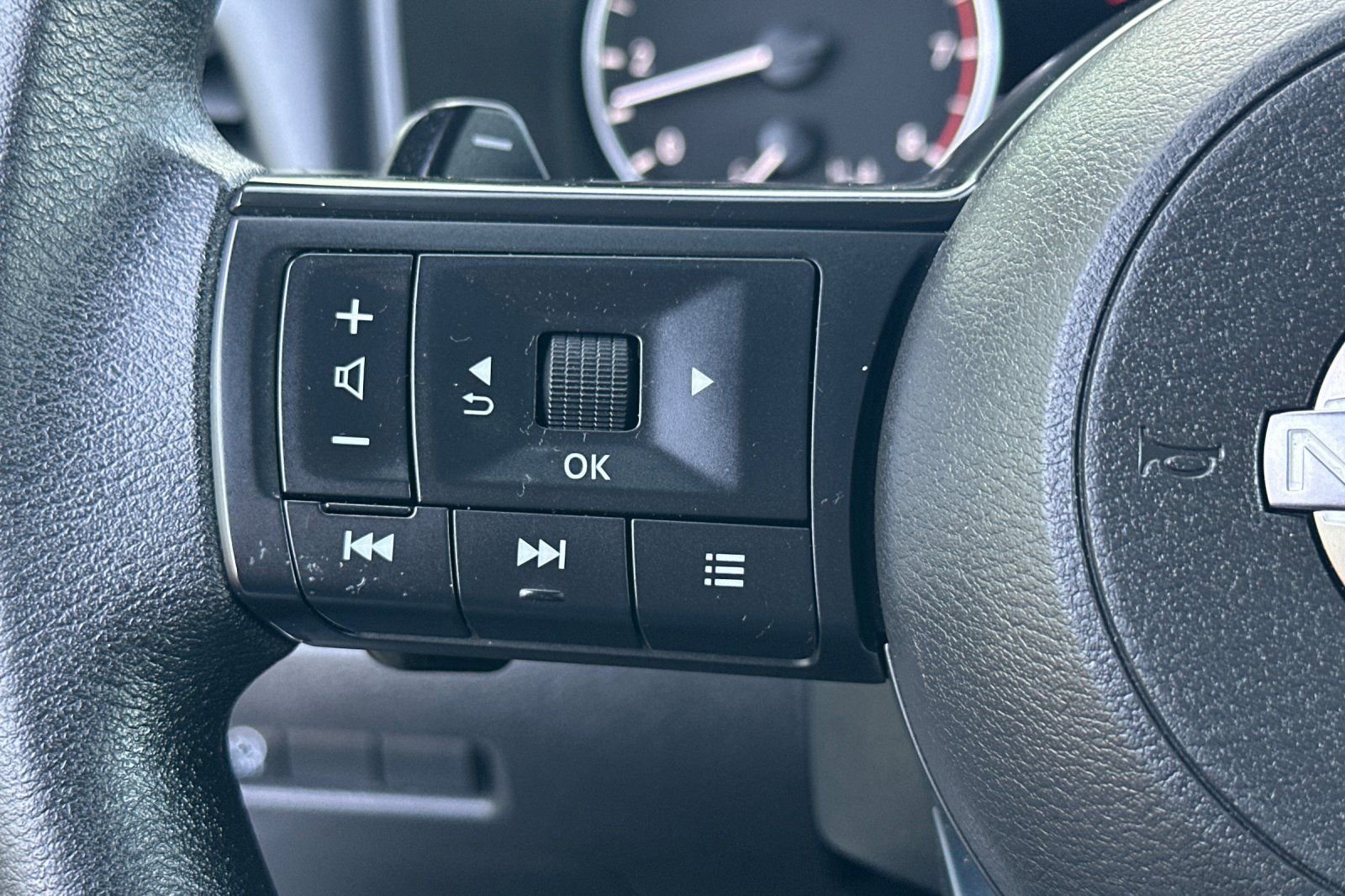 Used 2024 Nissan Rogue S image 35