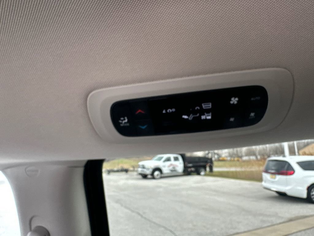 Used 2024 Chrysler Pacifica Touring-L image 32