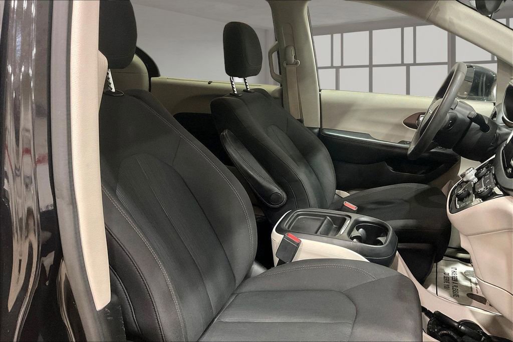 Used 2018 Chrysler Pacifica Touring Plus image 7