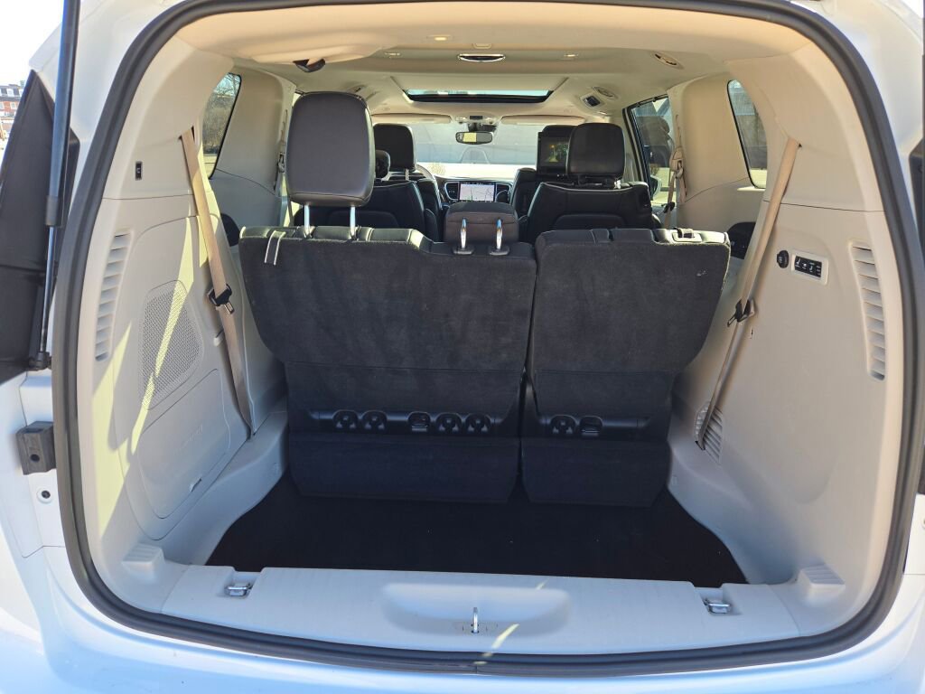 Used 2021 Chrysler Pacifica Limited w/ Uconnect Theater Family Group image 18