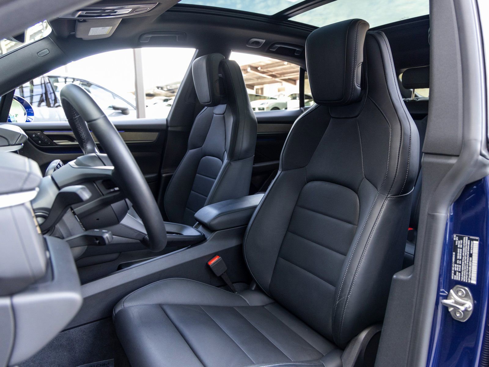 Certified 2025 Porsche Macan 4 Electric AWD/4WD image 5