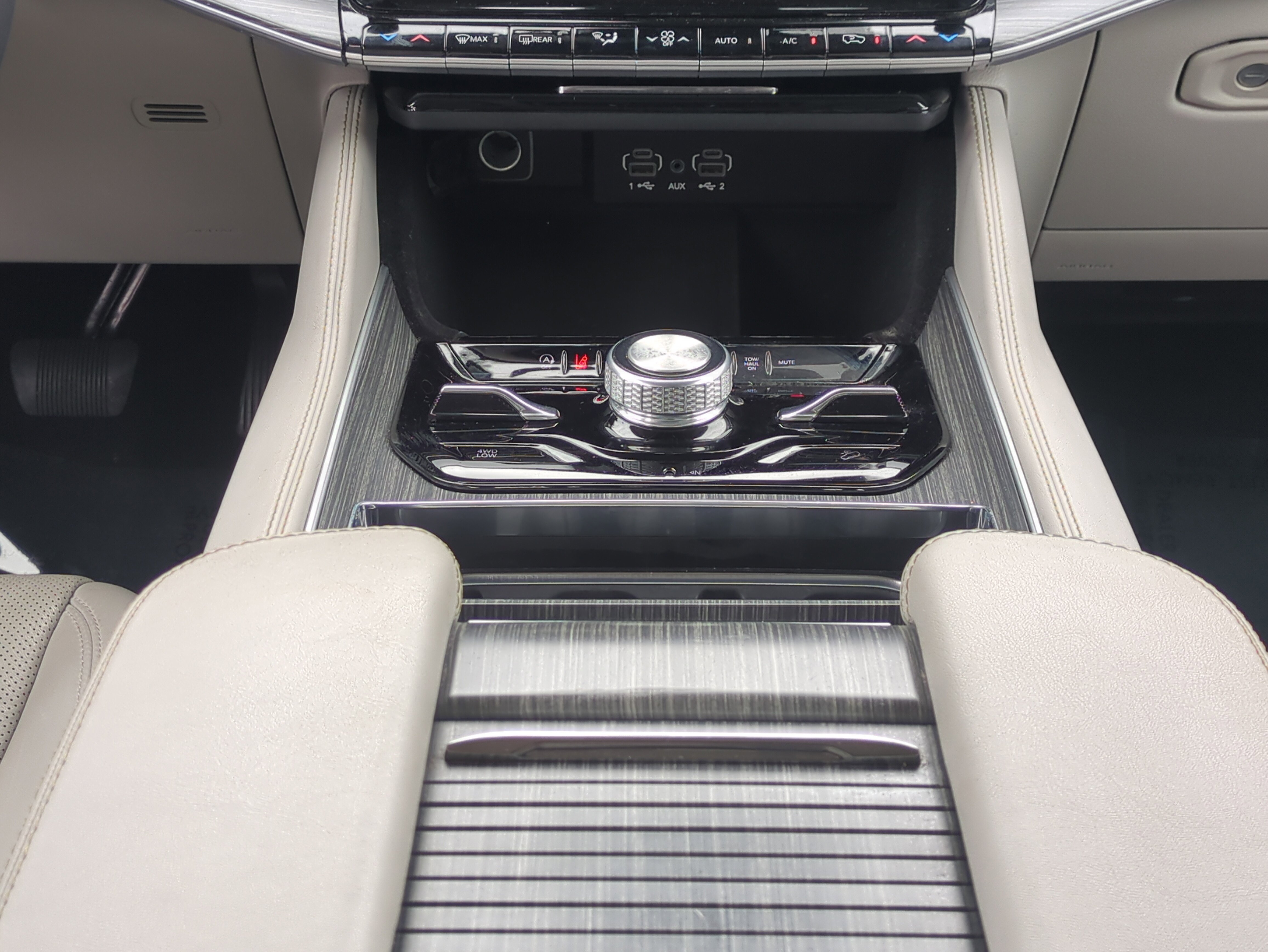 Certified 2024 Jeep Wagoneer L Series III w/ Flexible Seating Group image 20