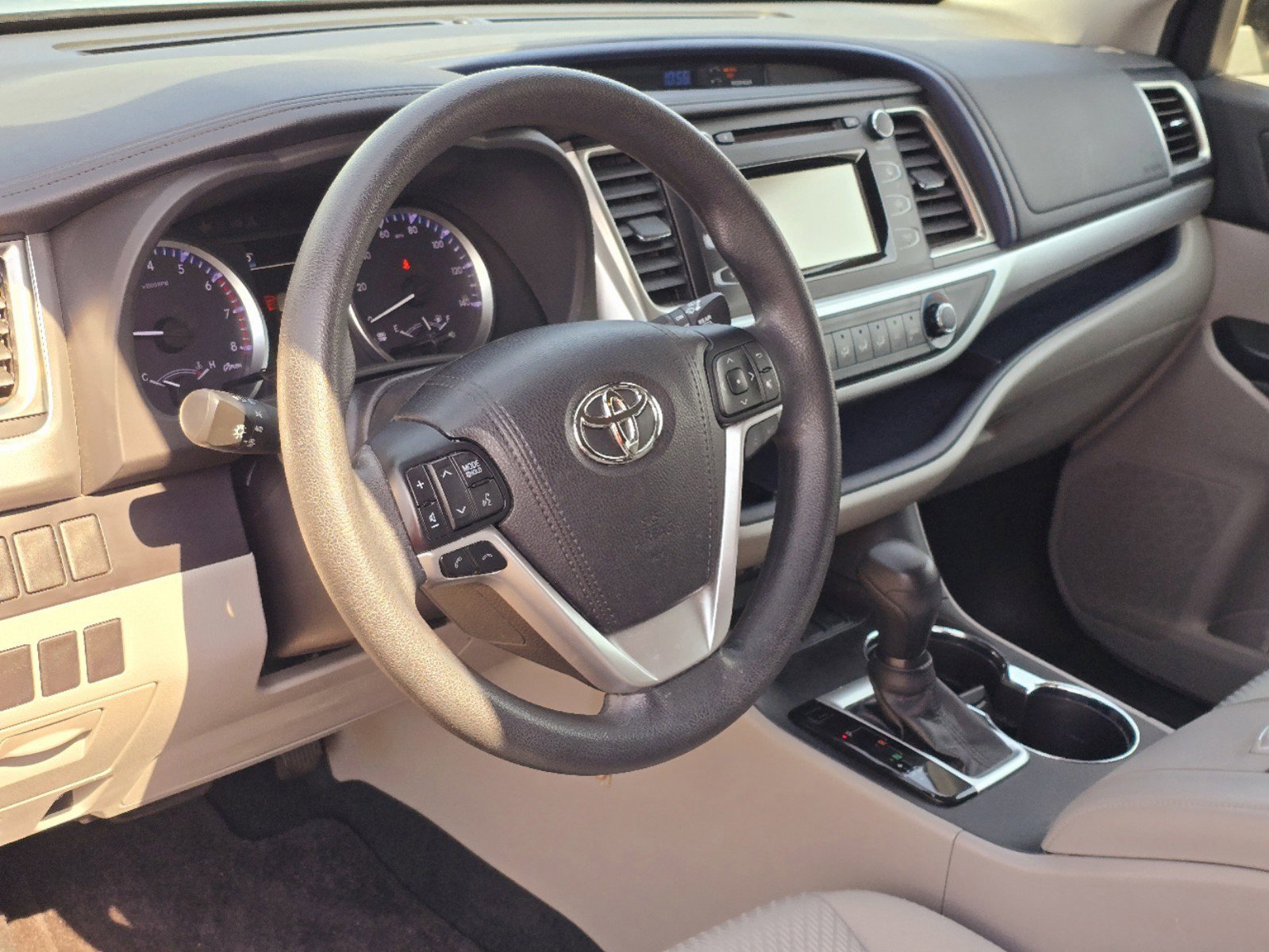 Used 2018 Toyota Highlander LE image 14