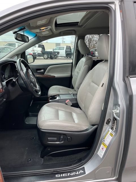 Used 2017 Toyota Sienna Limited FWD image 35
