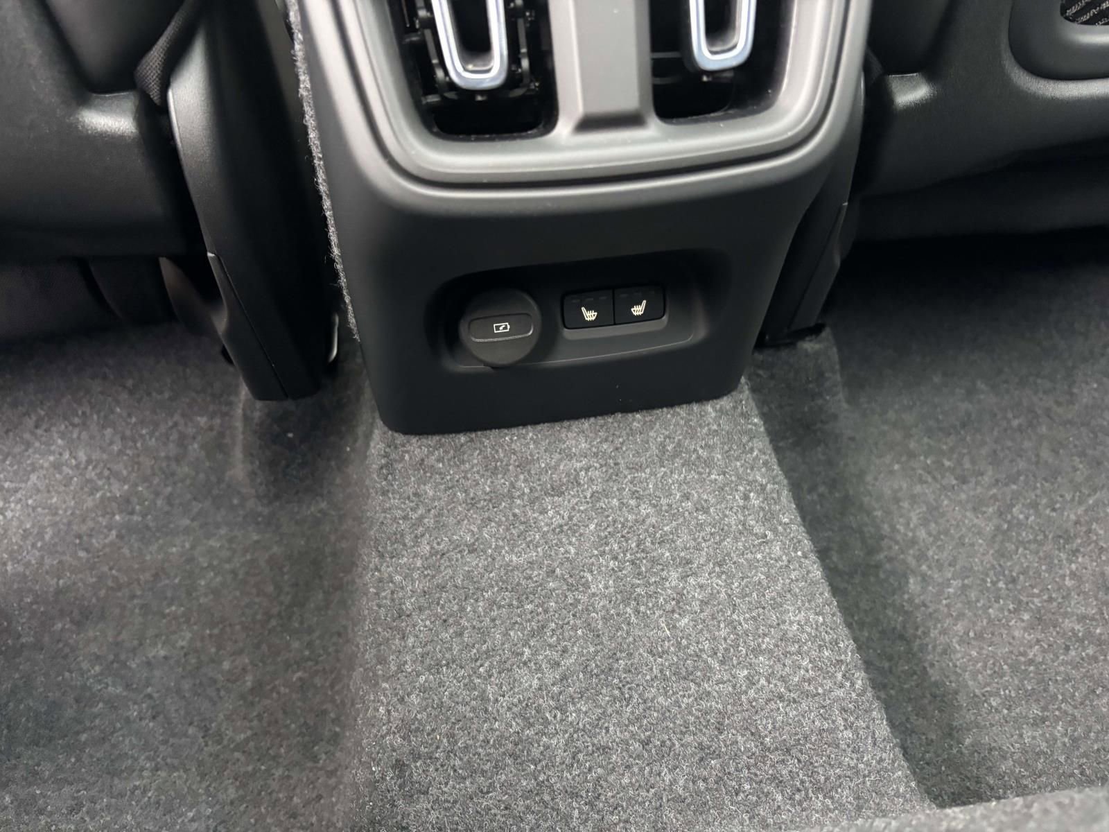 New 2026 Volvo XC40 B5 Ultra w/ Protection Package Premier image 32