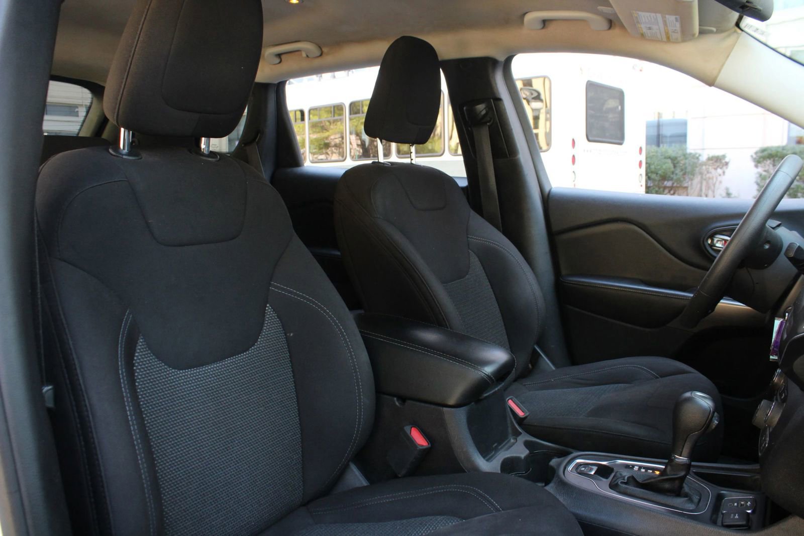 Used 2020 Jeep Cherokee Latitude FWD image 27