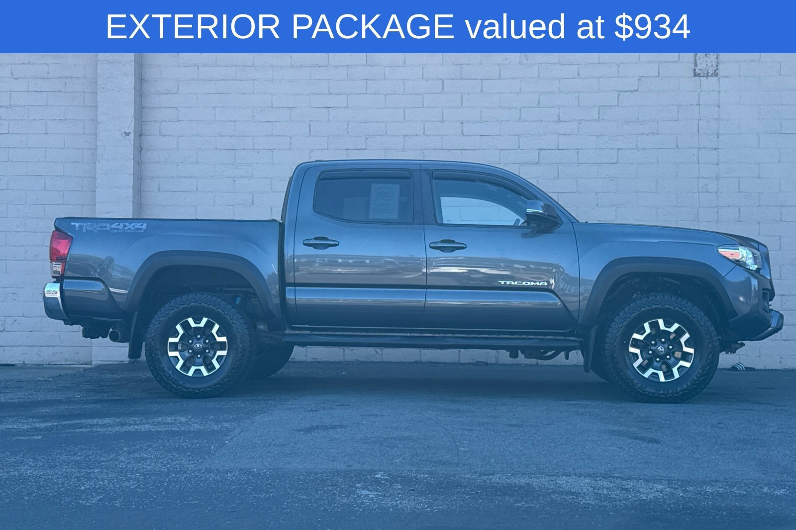 Used 2016 Toyota Tacoma TRD Off-Road w/ Exterior Package AWD/4WD image 3