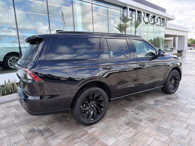 New 2026 Lincoln Navigator Reserve w/ Jet Appearance Package AWD/4WD image 2