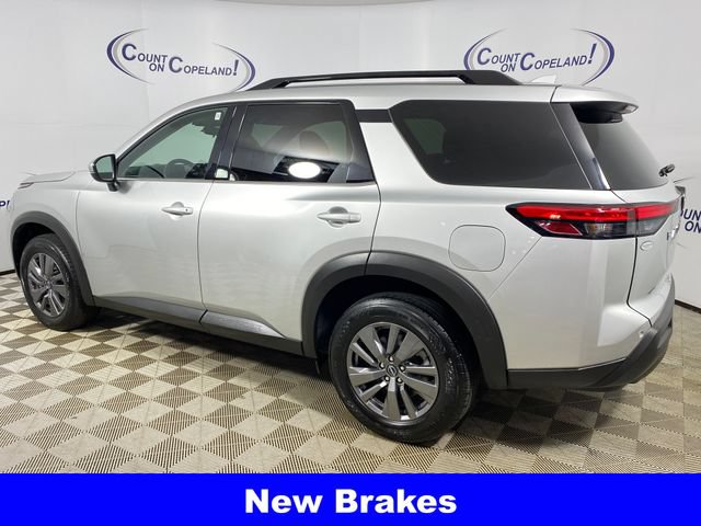 Used 2025 Nissan Pathfinder SV FWD image 4