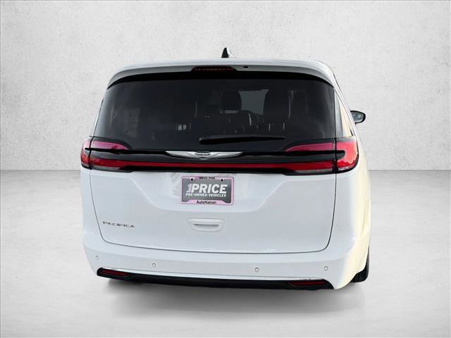 Used 2023 Chrysler Pacifica Touring-L image 7